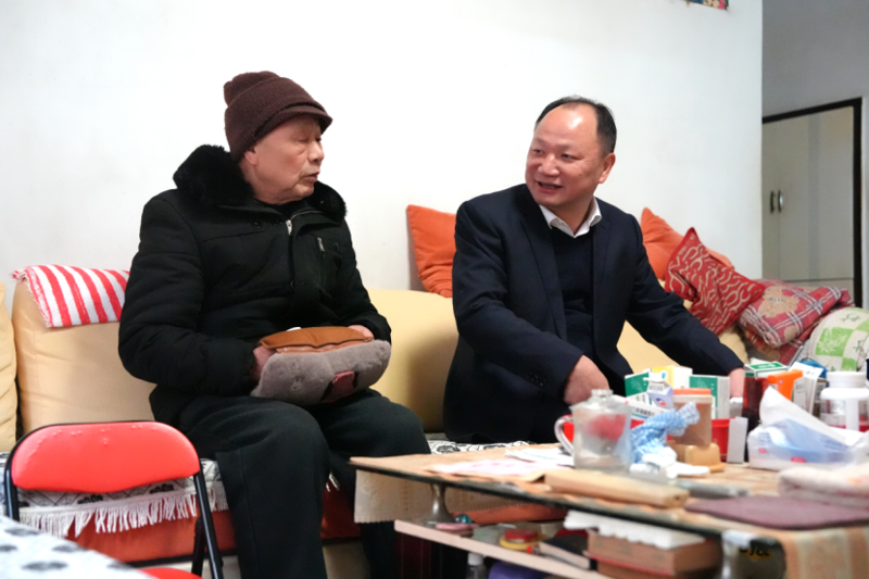 公司黨委走訪慰問困難黨員和困難職工、看望慰問老領導和老同志